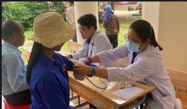 Khám bệnh, cấp phát thuốc miễn phí cho khoảng 400 người dân xã Đắk Phơi